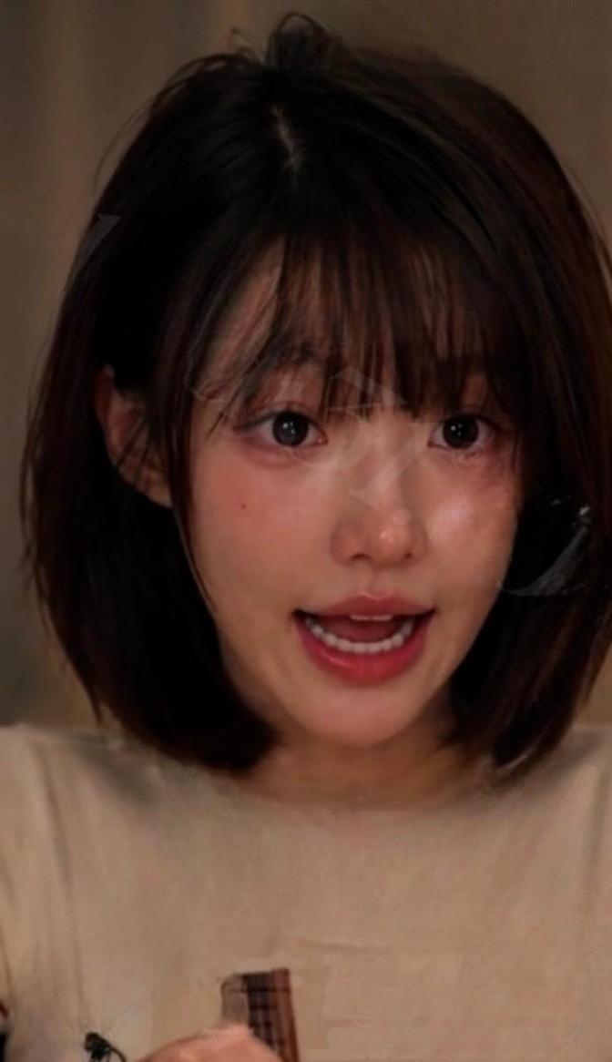 台球少女在室内面对男友追问