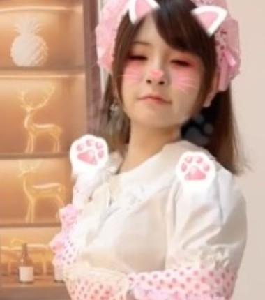 八月未央穿粉色猫耳造型面对镜头