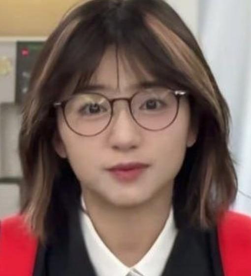 抖音收手机的CC戴圆框眼镜面对镜头