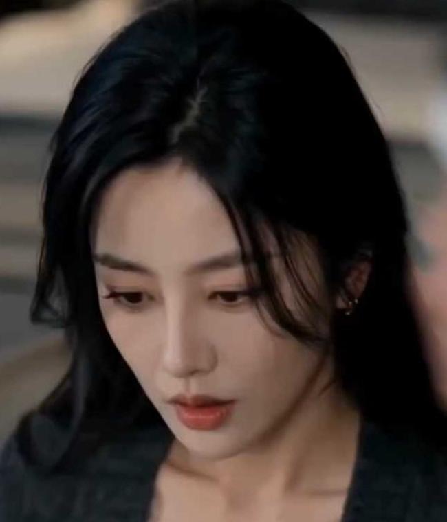 女总裁面对集团变故时的表情