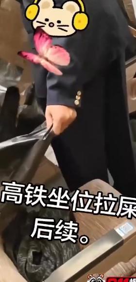 乘务员在高铁过道处理污染座位