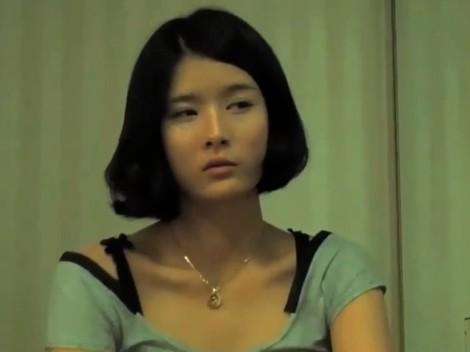《嫉妒陷阱》短发女主在室内交谈