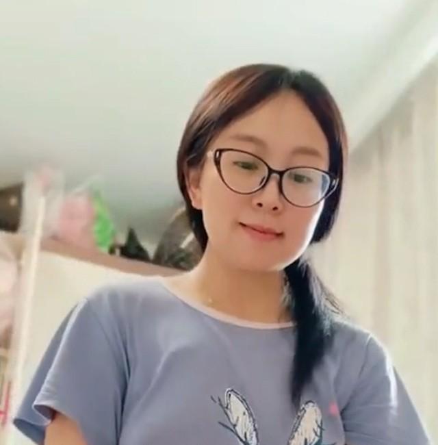 快手闪耀灰色上衣居家造型