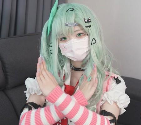 芊芊穗薄荷绿长发与粉色口罩造型
