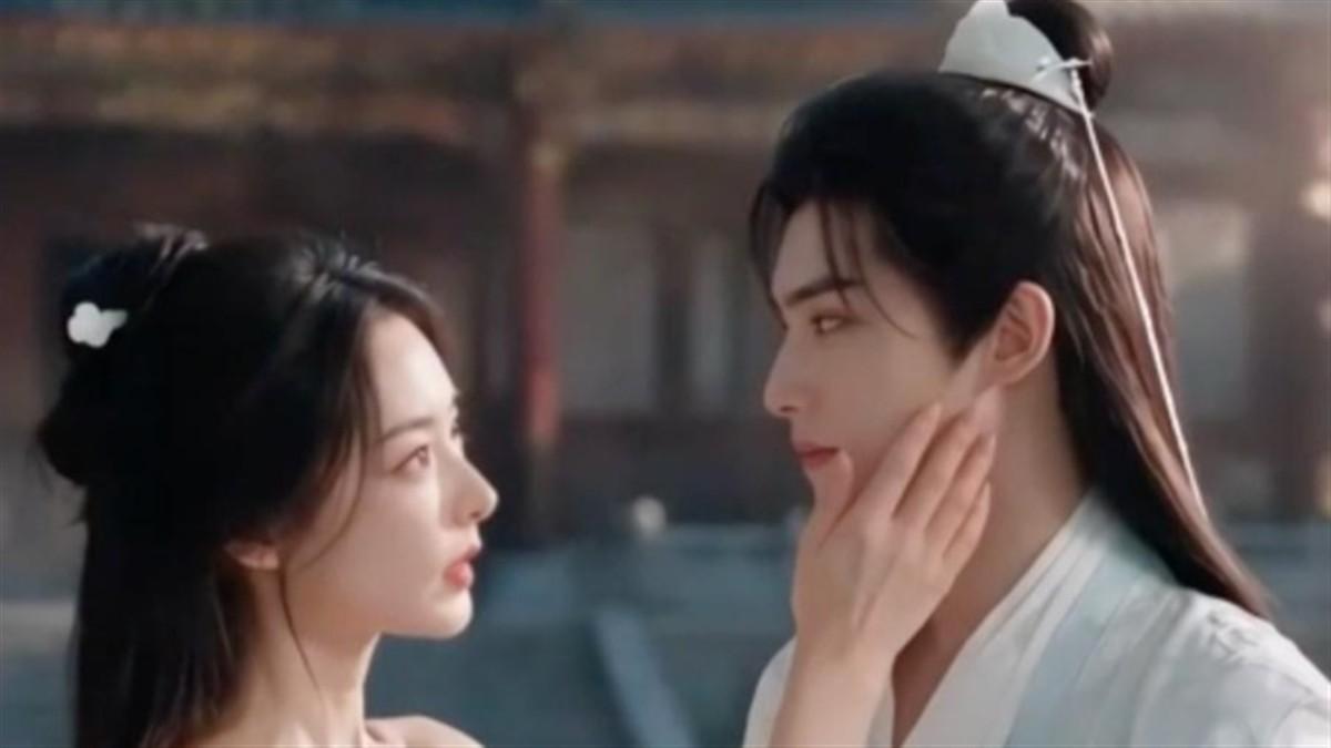 《女帝在上我在下》宫装男女在庭院对视