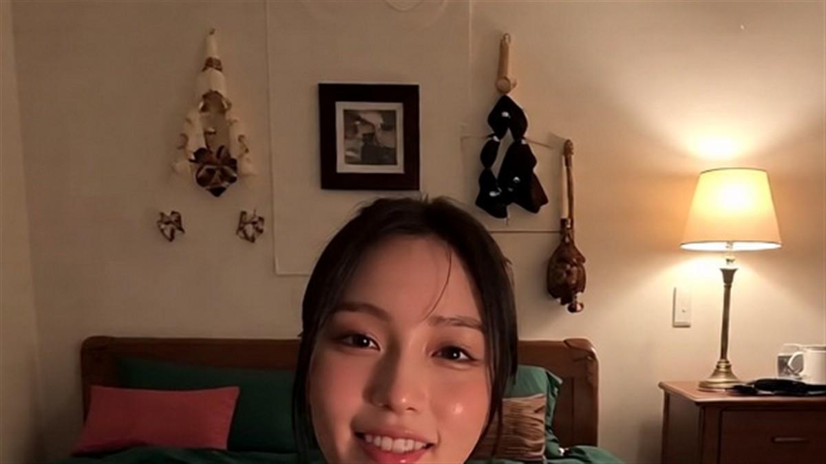 上官悠坐在暖光卧室床前