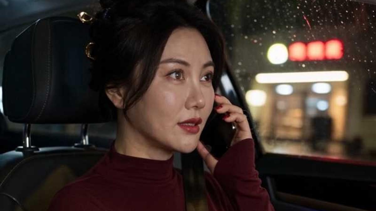 《债务偿还系统》红衣女子在雨夜车内接电话