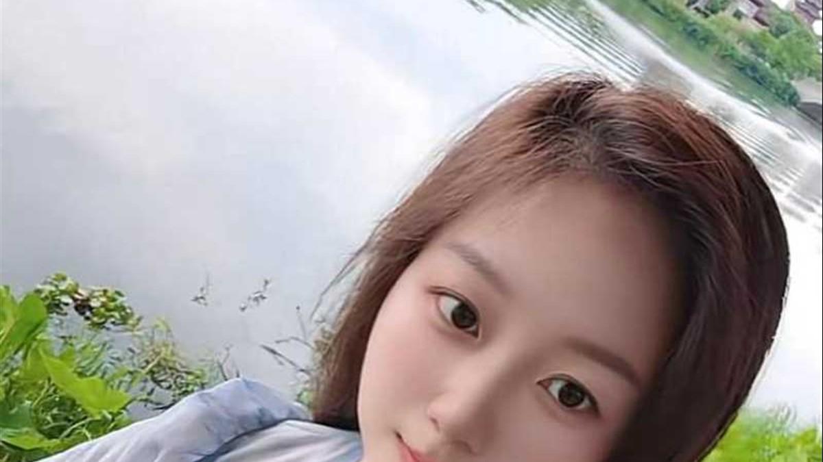 抖音嫂子亮晶晶户外自拍画面