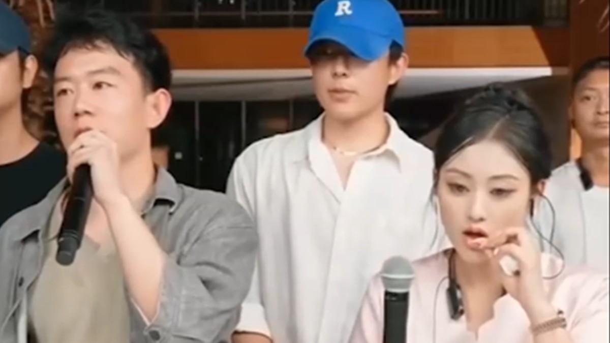 唐三妹与相关人员在公开说明现场同框