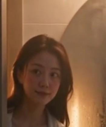 骨肉亲画面中一名女子在室内回头