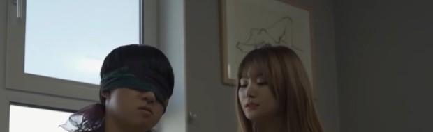 高级妓女2中Jini与Doosan在窗边交谈
