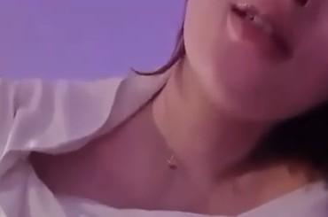 kitty白色上衣造型面部近景