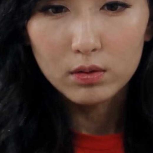 爱情公寓短剧中红衣女子的面部近景