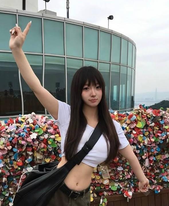 菜菜在户外爱心墙前拍摄的日常照片