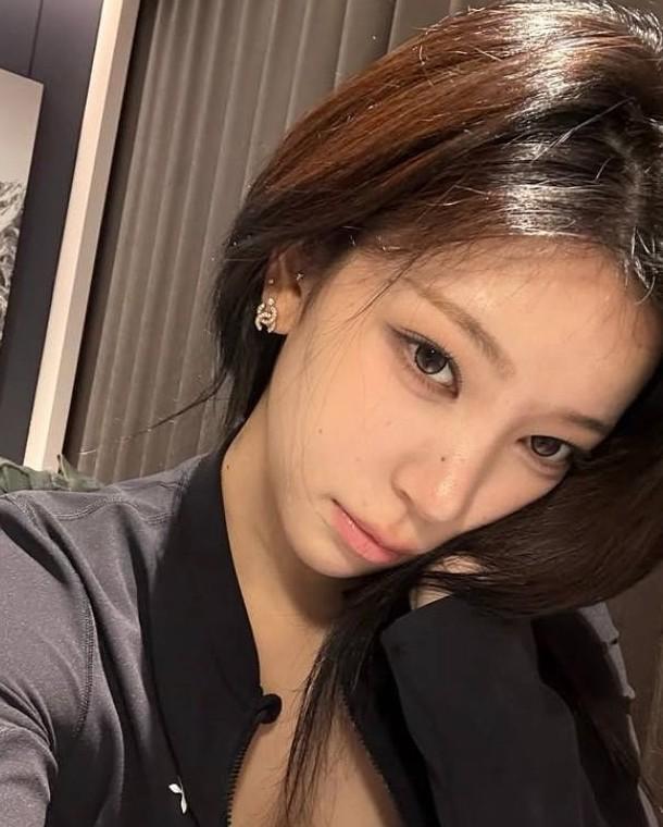 曲唱在室内拍摄的黑色上衣近景照片