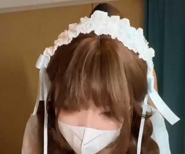 琪琪戴白色口罩和女仆头饰出镜