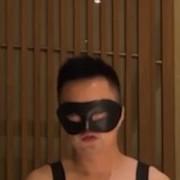 宇sir酒店拍摄中戴黑色眼罩的男子面部近景