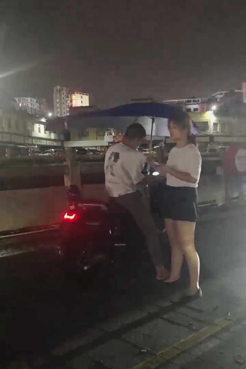 夜间街头一名女子拦住白衣男子