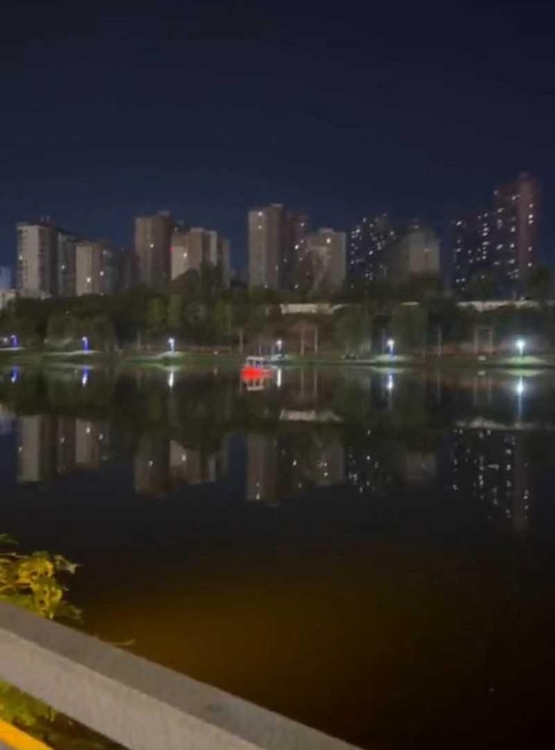 新余孔目江夜景与水面红色游船