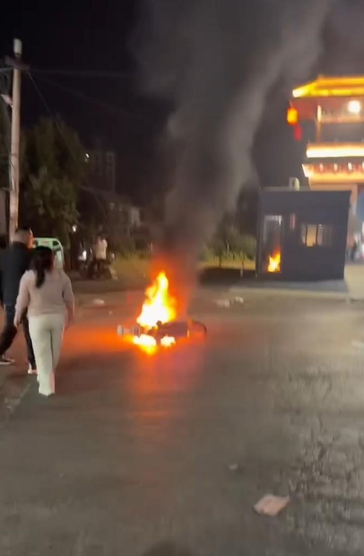 广府古城夜间路边电动车燃烧现场
