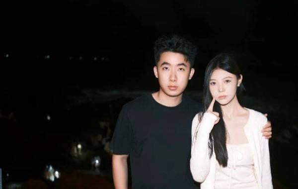 李善宝与小美夜间并肩合影