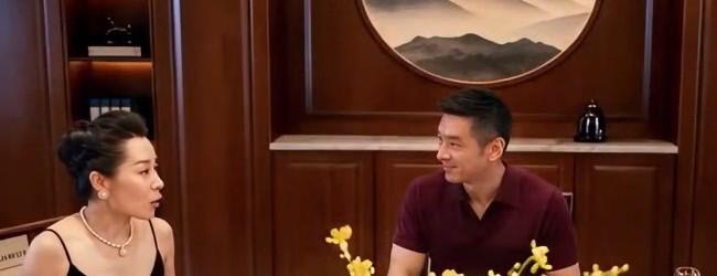 林晚秋与儿子、老板等人在餐桌旁交谈