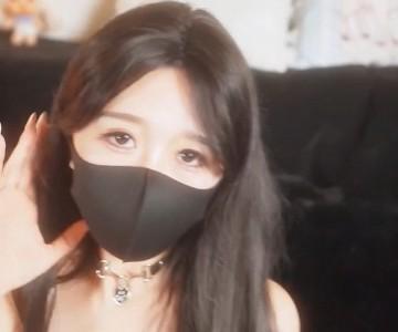 桥本香菜戴黑色口罩坐在黑色沙发前