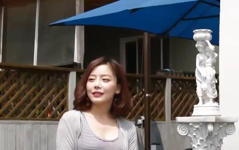 让我们改变中的两名女性在户外交谈