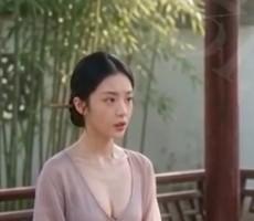 古装女子坐在后花园石桌旁与韦小宝下棋