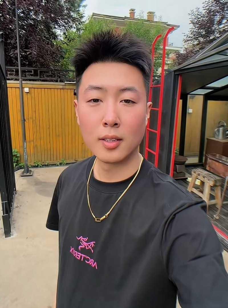 孟庆铎身穿黑色上衣的公开照片