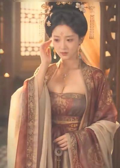 《最强家丁》中夫人穿古装站在内宅