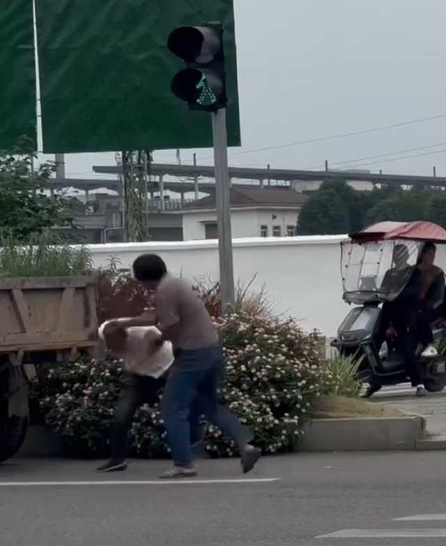 两名男子在交通灯旁发生肢体冲突