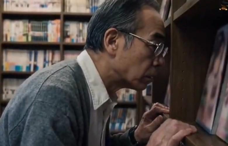 漫画屋店主在书架间查看情况