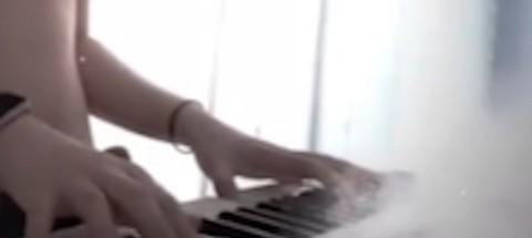 钢琴黑白键与演奏者手部近景