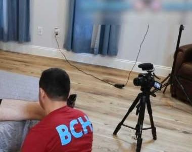 双人拍摄现场的三脚架与固定机位
