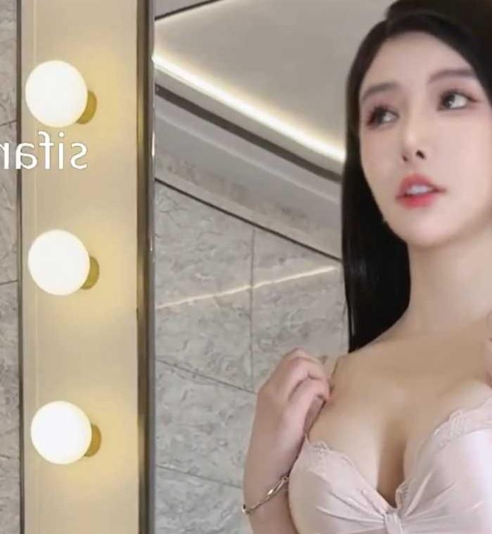 王馨瑶在梳妆镜前整理造型