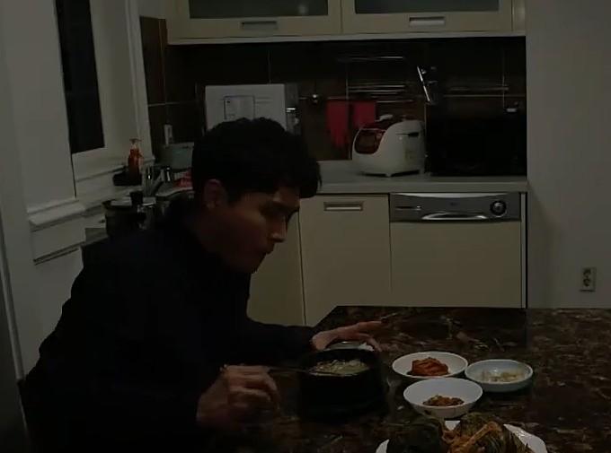 乖妈妈的朋友中男子独自在厨房用餐