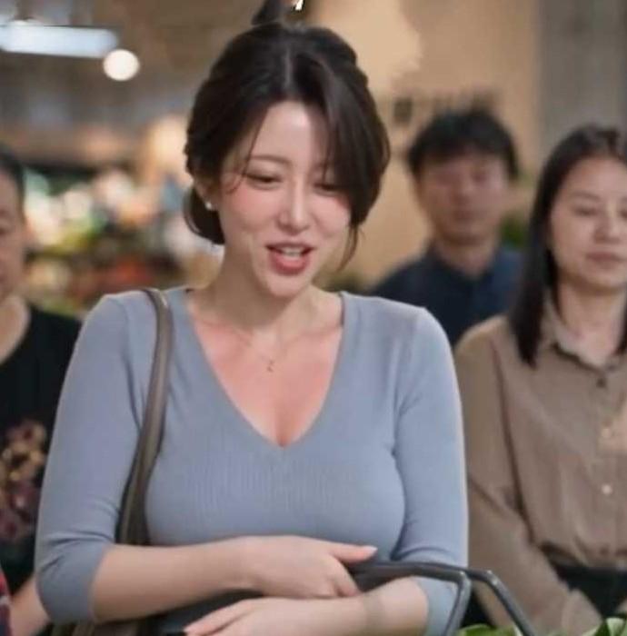 林语歆在超市推着购物车买菜