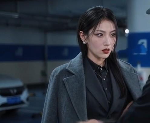 现代都市丽人第三季中女子与工作人员交谈
