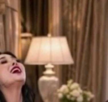李雯在病房与VIP客人交谈的画面