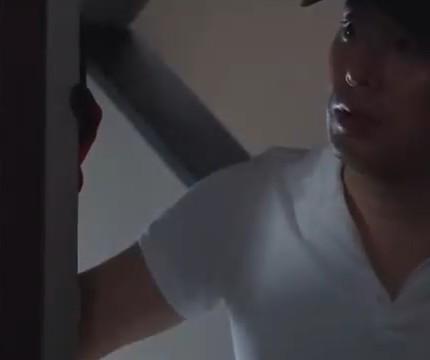 戴眼镜女子在室内与同事靠近的画面