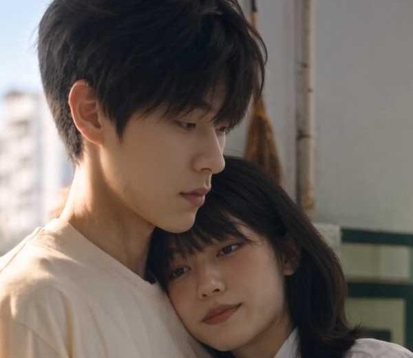 母上攻略EP8中女子穿白衬衫与格子领结