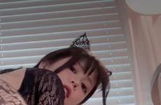 Kittyxkum回头面对镜头的面部画面