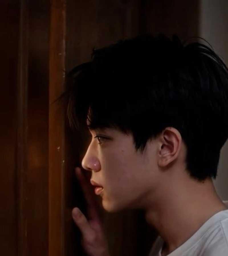 我的妈妈徐秋曼中儿子站在门边观察
