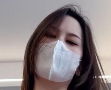 小芋泥穿白色衬衫坐在浅色床边