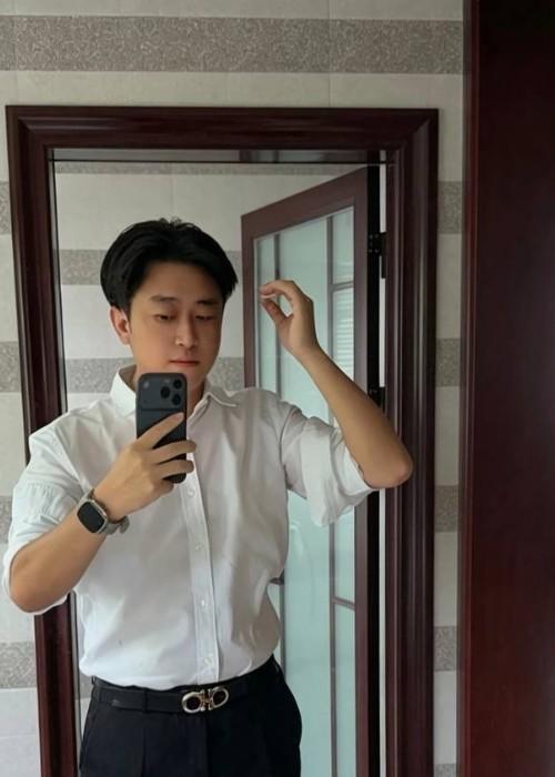 抖音账号波拉皮镜前自拍