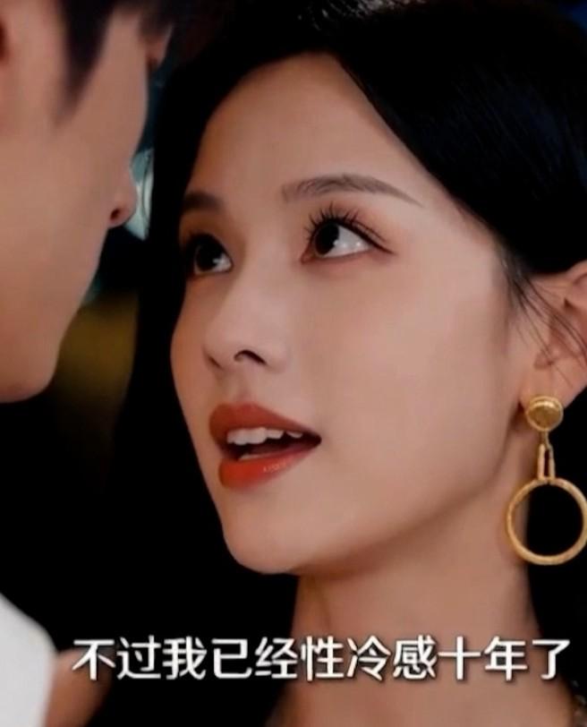 十年后的心动女主角与男方近距离交谈
