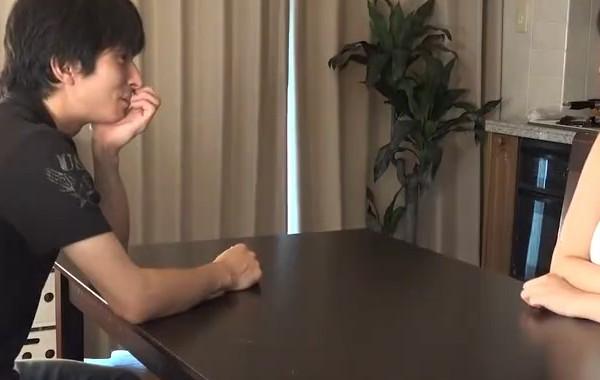 年轻男子在餐桌旁与女子谈话