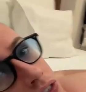 戴黑框眼镜的男子在床边近景