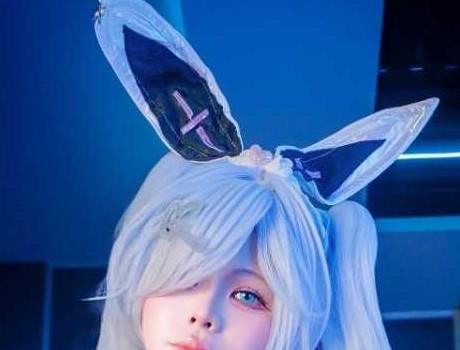 Coser Pyon Lay戴银蓝假发和兔耳完成角色造型